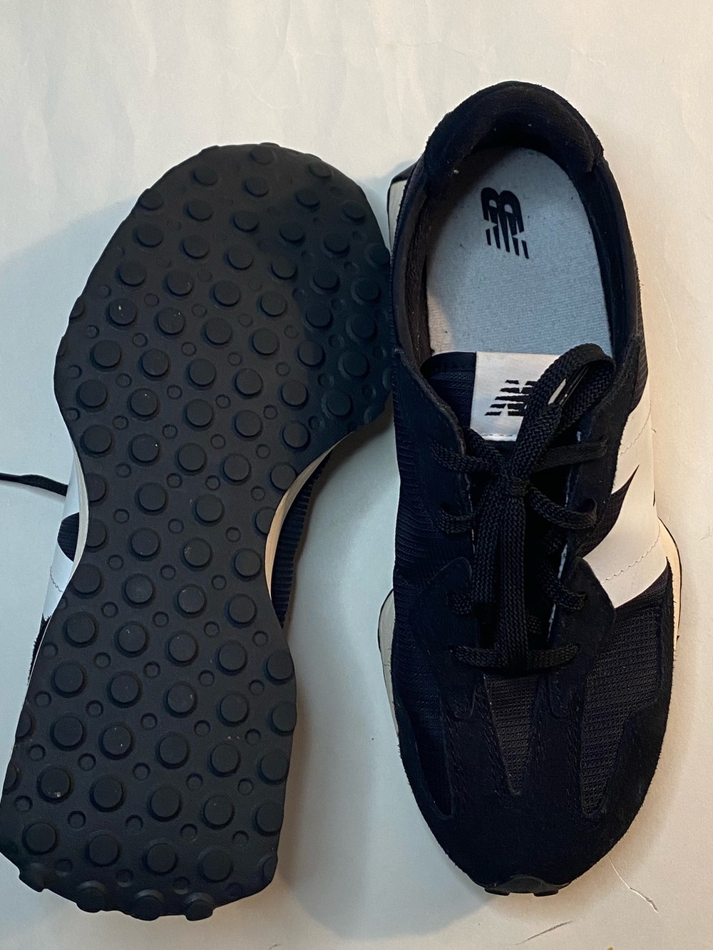 New Balance 327 in Black and White - Picture 4 of 6